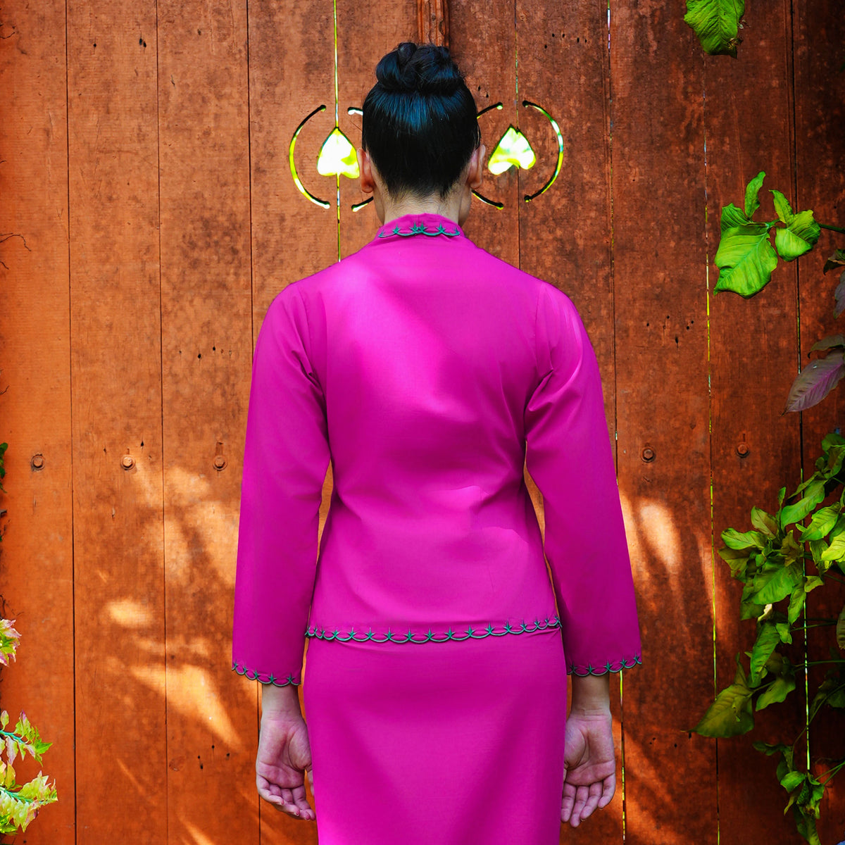 Syomsz Nona fuchsia kebaya, embroidery detail