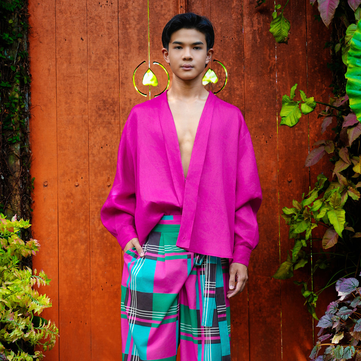 Syomsz Sayang linen kebaya shirt in fuchsia, front view