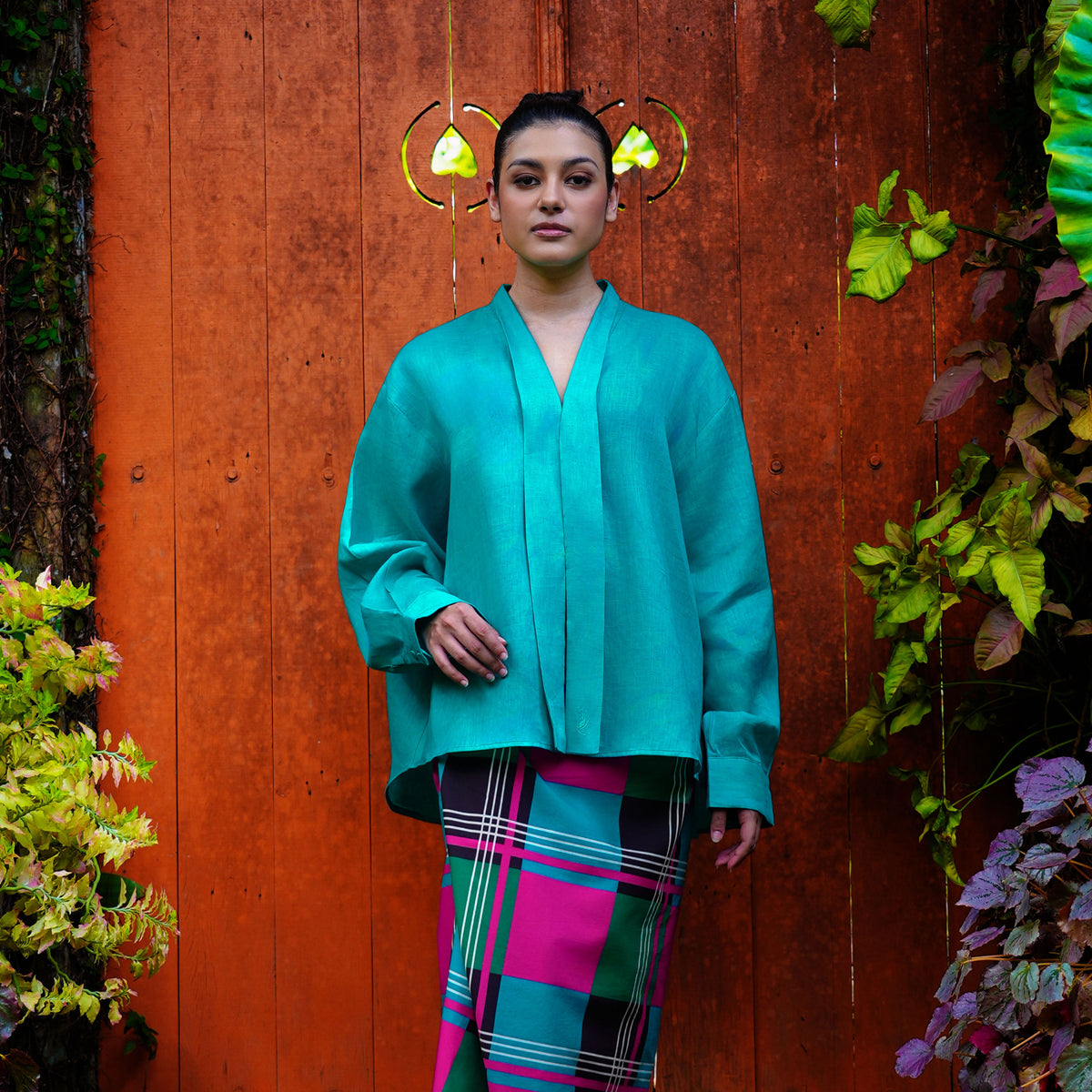 Syomsz Sayang linen kebaya shirt in turquoise, front view