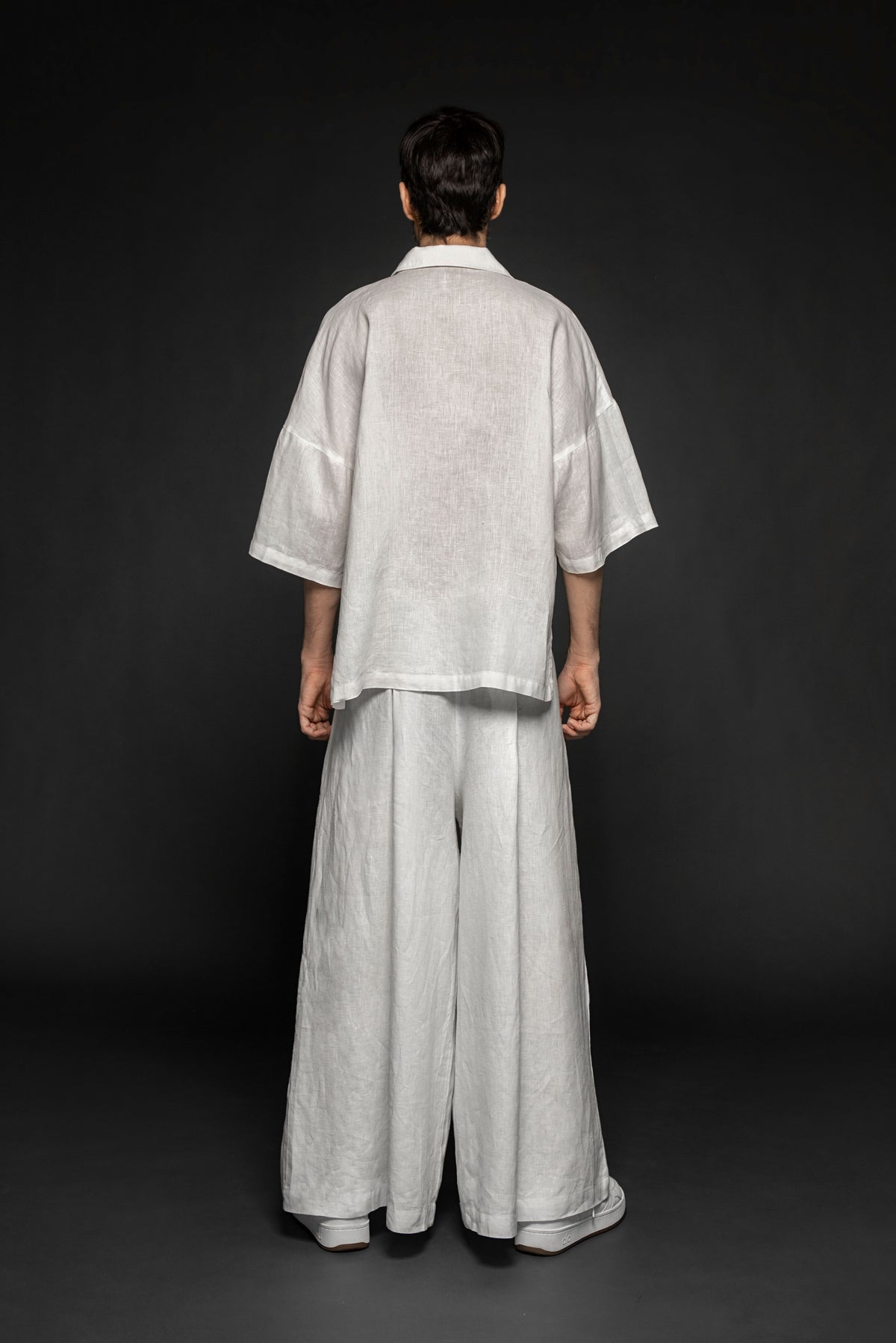 Syomsz Yukata linen shirt in white, back view