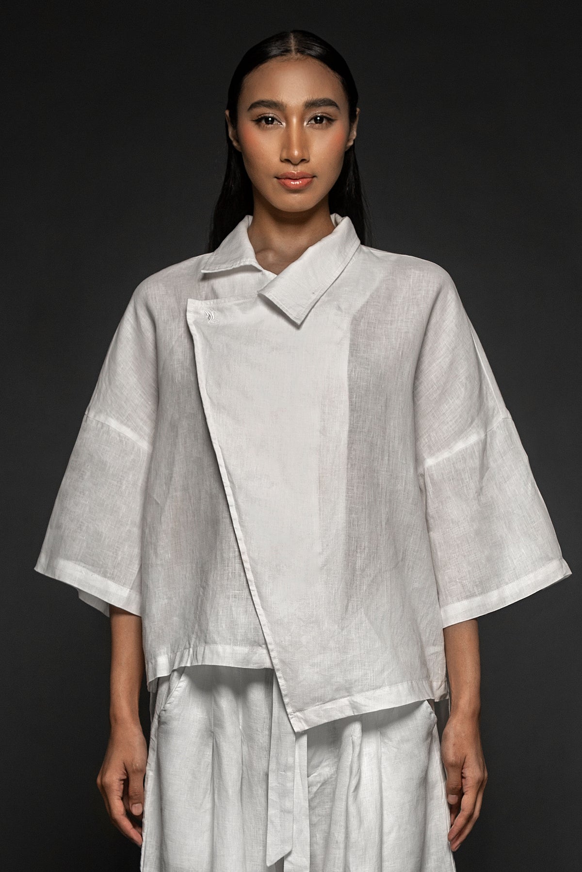 Syomsz white Yukata shirt worn open as a collar