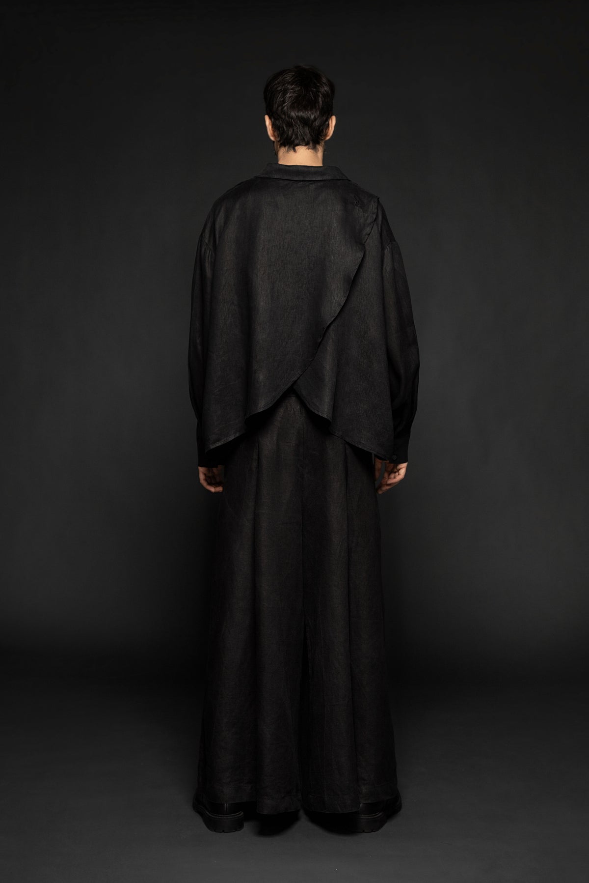 QAMIS BLACK